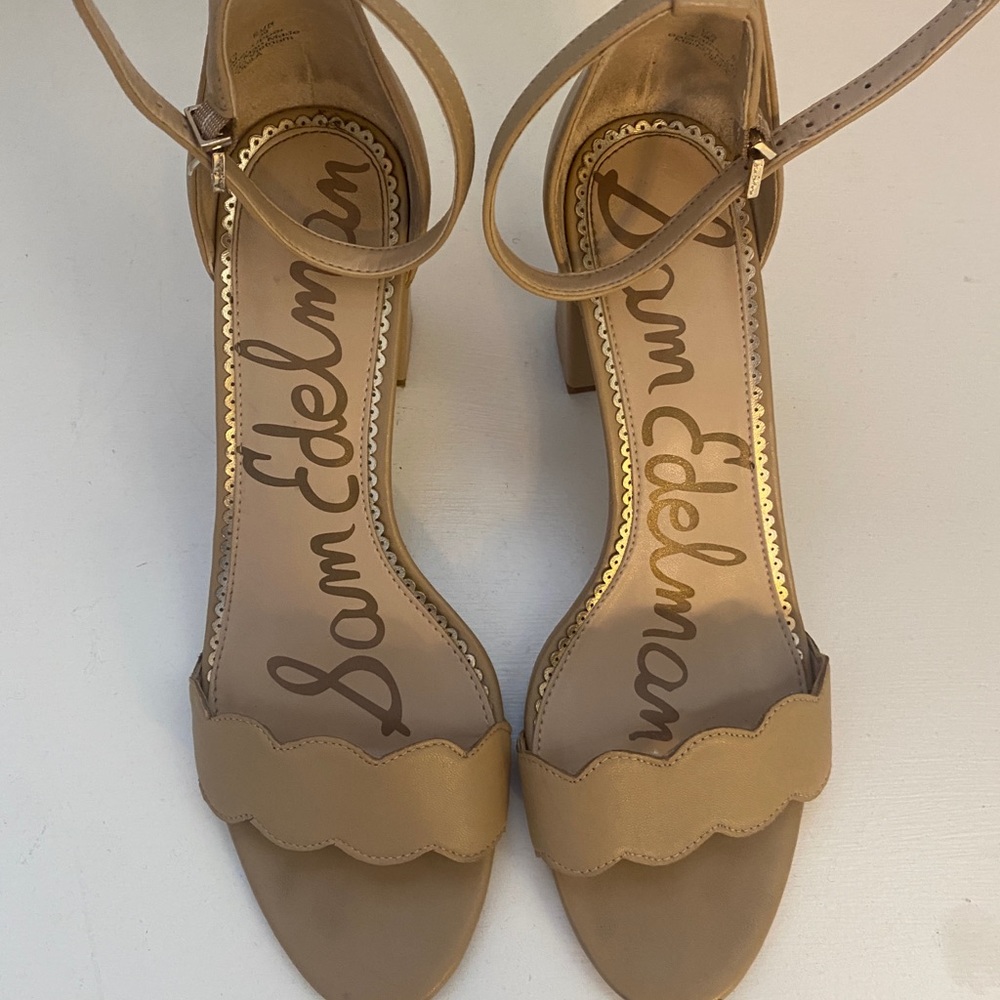 Size 9.5, Classic Nude color. Heel height 3.25. Worn once to a wedding